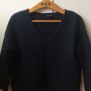  - Mörkblå stickad tröja från Mango! Sitter mer som en M än L 
