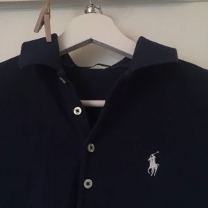  - Säljer min fina Ralph Lauren polo tröja i marinblått🎀 köpt i England 
