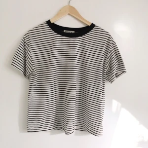  - 🌸🌸(((ALLA T-SHIRTAR 3 FÖR 2)))🌸🌸 Svartvit randig, oversize t-shirt. Står ingen storlek men uppskattar den som S-M. Finns i Borås men kan skickas mot betalning av porto! 