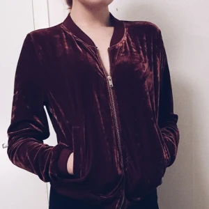  - Sammetskofta/jacka, använd ett fåtal gånger. Köparen står för frakt✨