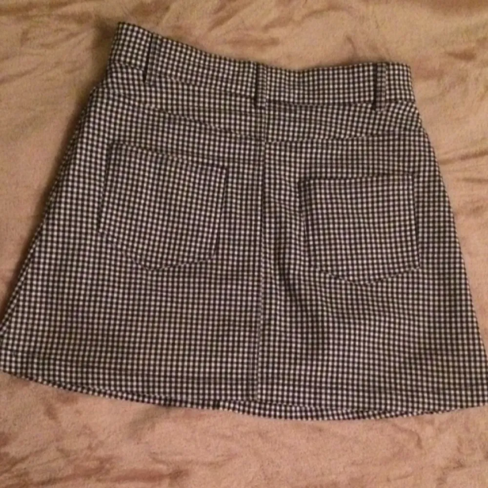 Gingham skirt from brandy melville / one size, fits xs/s. Super cute but too tight on me. 100%cotton with front and back pockets. Kjolar.