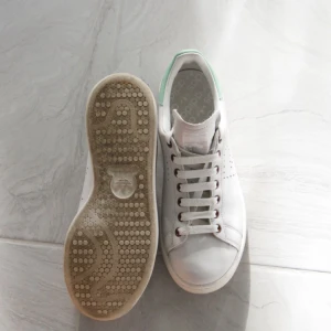  - Stan Smith sneakers designade av Raf Simons. Original skolåda tillkommer med extra skosnören. Fraktar, men vill helst att skorna ska hämtas i Göteborg. Nypris 2700kr