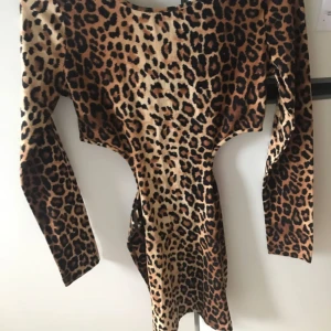  - Djurmönstrad klänning som är öppen på sidorna i midjan. Aldrig använd, köpt på forever21