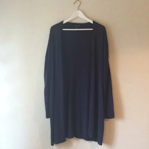  - Skön, lång kofta i mörkblått från HM. Är str XL men kan passa alla från S - XL beroende på hur man vill att den ska sitta. 