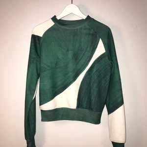  - Tröjan är av modell "Huge cropped" från Weekday. Passformen är kort i längd med längre armar - se bild. Inköpt för ett år sedan, tröjan är i fint skick.  Material: 65% Polyester 35% Bomull
