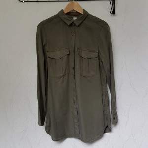 Militärgrön skjorta i storlek 36 från H&M. 