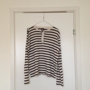 Superskön tröja i 100% bomull från uo! Bra skick! - Superskön tröja i 100% bomull från uo! Bra skick!