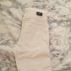  - Vita Dr Denim lågmidjade i storlek S, oanvända, pris kan sänkas vid snabb affär