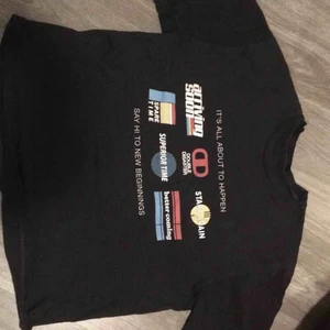  - Det är en XS men det är meningen att den ska sitta stort så det passar en S/M om man vill att den ska sitta som vanligt kan frakta köparen står för frakt