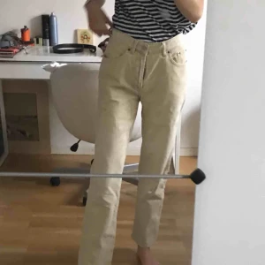  - Beiga vintage manchester byxor från Levis köpta på en vintagebutik i södra Frankrike. Säljer då de är lite förstora för mig. Kan mötas upp i Stockholm eller frakta (köparen står för frakten)