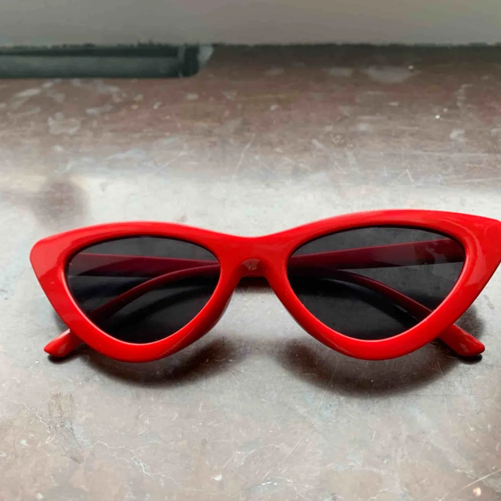 Katt solglasögon med röd ram. Aldrig använda endast testade. Frakt ingår✨. Accessoarer.