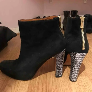  - Stövletter från & Other Stories. Ord pris 1450. Mocka material. Är i mycket bra skick. Köparen få stå för frakt.