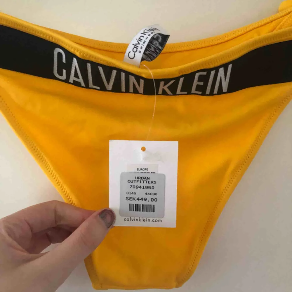 Helt oanvända Calvin Klein bikinitrosor med både prislapp och hygienskydd kvar. Nypris 449 från Urban Outfitters . Övrigt.