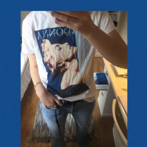  - En väldigt snygg t-shirt från hm med Madonna-tryck. I bra skick utan fläckar eller skador. Inköpspriset var 199 kr och jag säljer den för 70 kronor inklusive frakt!⭐️