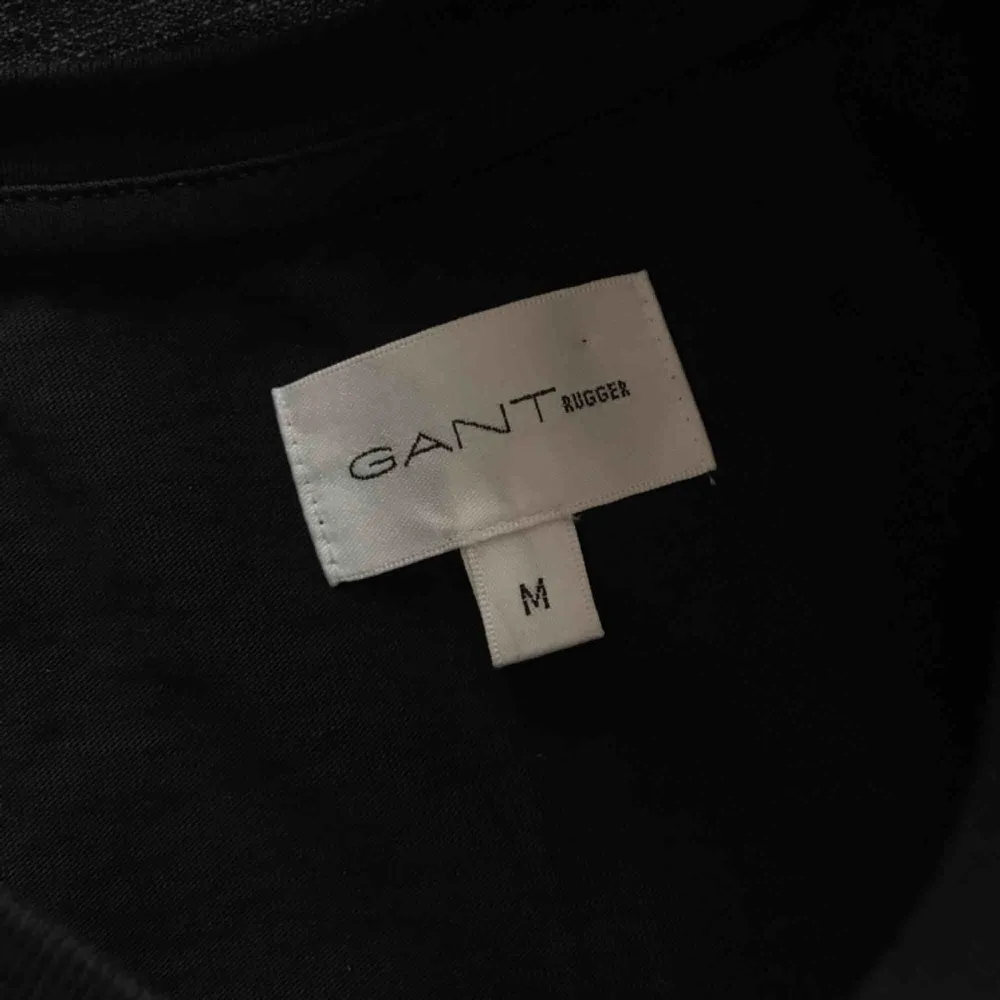 Gant rugger t-shirt med ”All fucking heart” broderi ✨ Sitter som en oversized S på mig. Frakt 25kr (kjol även till salu). T-shirts.