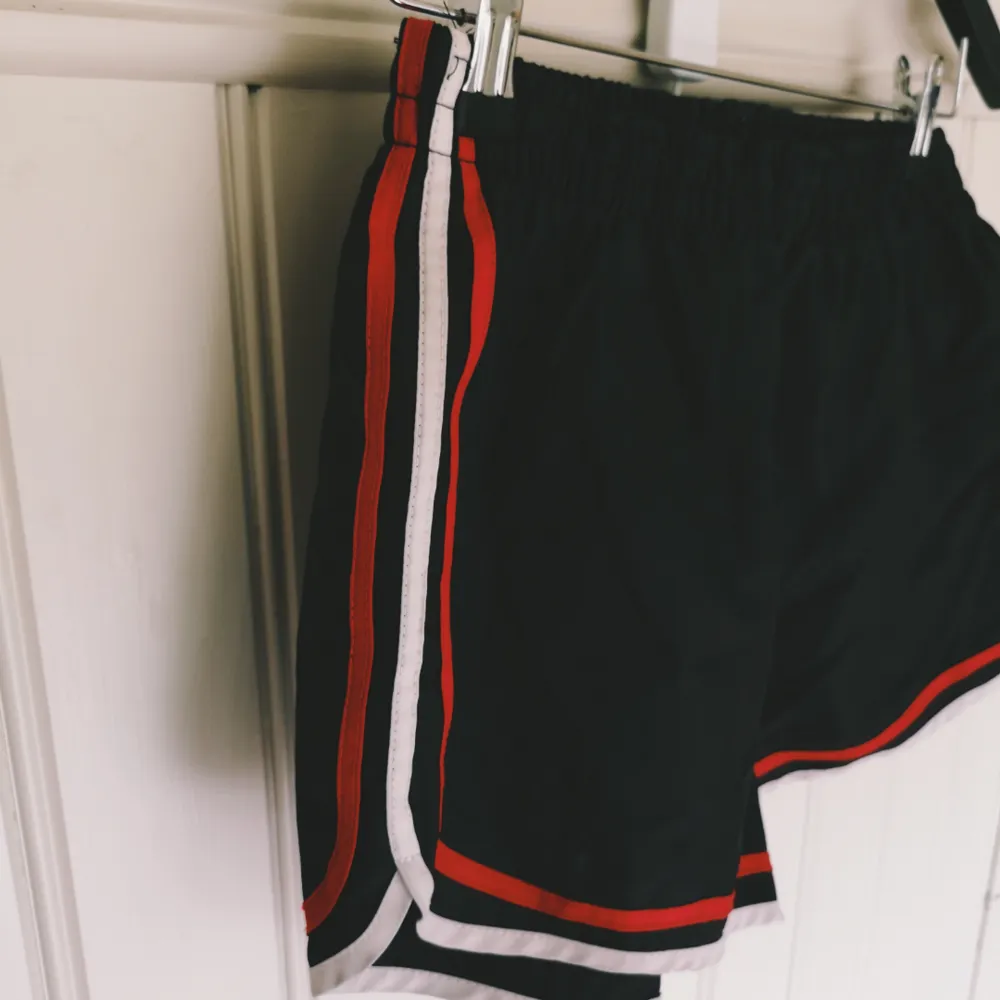 Coola retro shorts i lite prassligt material, märkta L men tycker de är som S eller M. Övrigt.