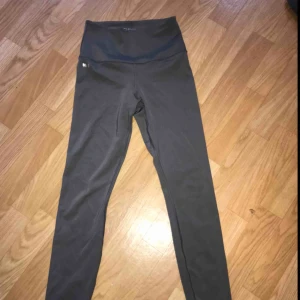  - Säljer detta träningssettet från NeuApparel då jag aldrig använder det. Använt bara ett fåtal gånger. Storlek: S, pris: 400kr och frakt tillkommer. Träningssettet sitter jättefint på och är sköna att träna i. 