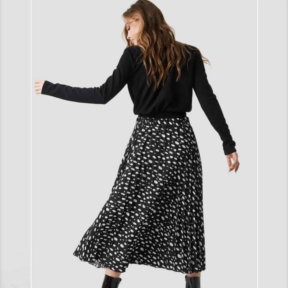 Super fin kjol från NA-KD en aningen kortare än den på bilden men inte mycket. Oanvänd pågrund av fel strl. Köpt för 399kr säljes för 150 + frakt💕. Kjolar.