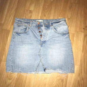  - Jeanskjol från Gina Tricot, lite sliten längst ner men annars i bra skick. Storlek: S (36), Pris: 100 kr + frakt tillkommer