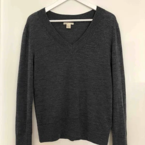  - Tröja i merinoull från H&M Premium Collection. Fint skick - endast använd en gång. Strl XS. Priset är inklusive porto. 