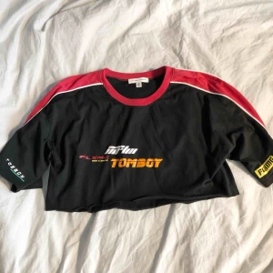  - Croppad tee från samarbete med Fanny Lyckman x Missguided! Använd fåtal gånger, fint skick! 40kr frakt eller mötas upp i Stockholms innerstad ♥️🌹 