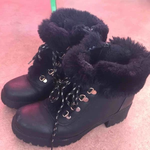  - Tjocka och varma vinter skor, svarta med guld detaljer, har en kedja på sidan, nyskick endast använda ett par gånger nypris : 500 