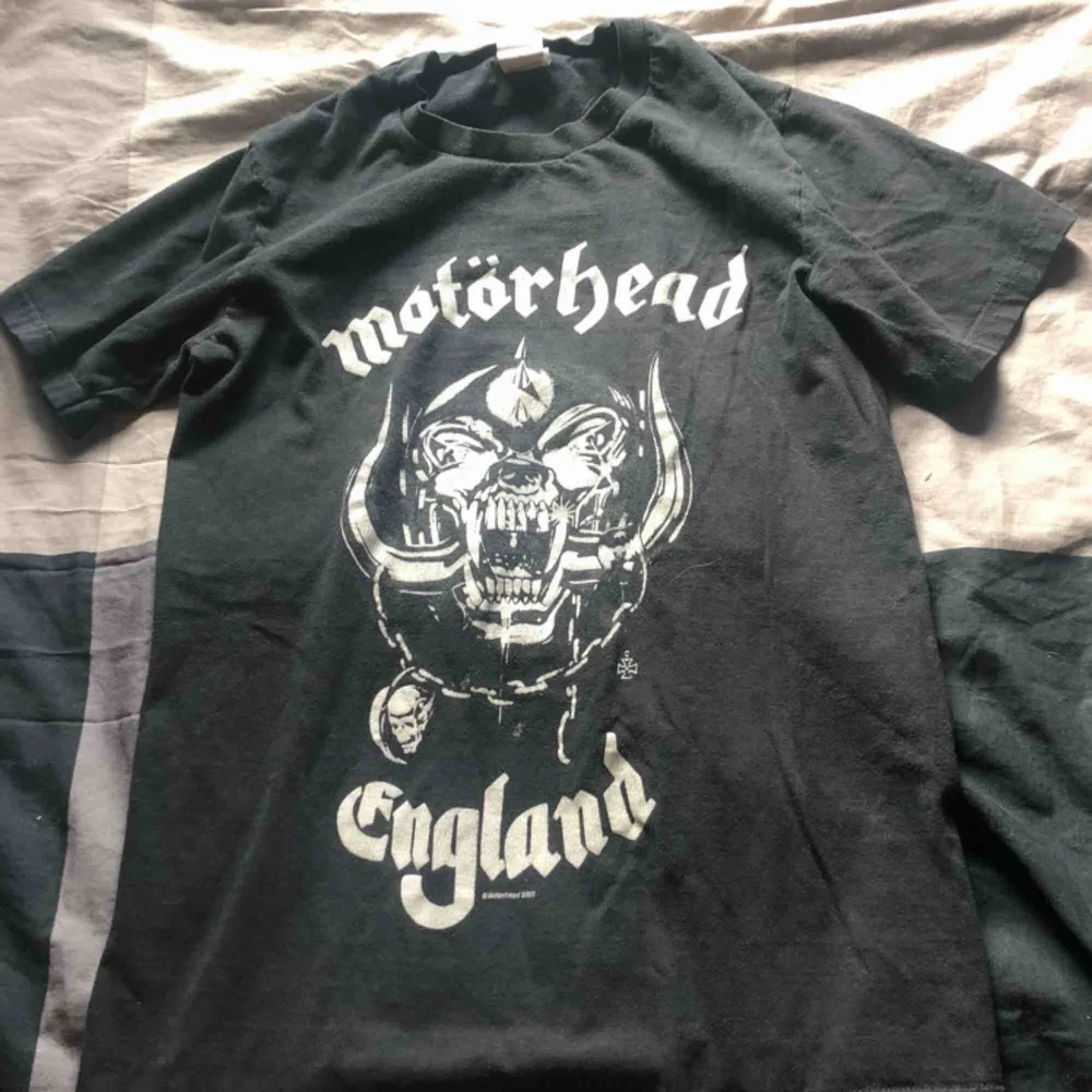 Snygg bandtröja, motörhead. Använd ett fåtal gånger. Väldigt bra skick.. T-shirts.