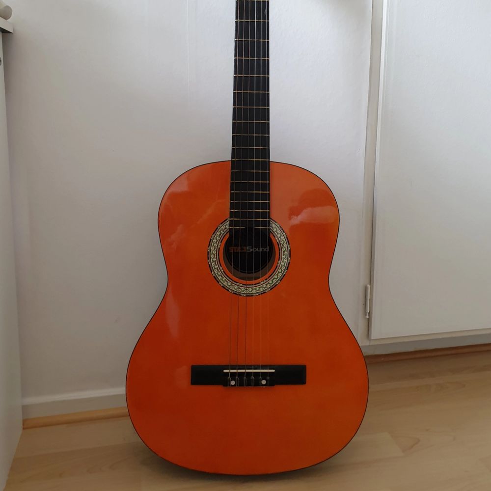 Fin akustisk gitarr i gott skick bortsett från två mindre märken i färgen (se bild 4 och 5).  Kan hämtas i Lund, Eslöv, eller Malmö .. Övrigt.