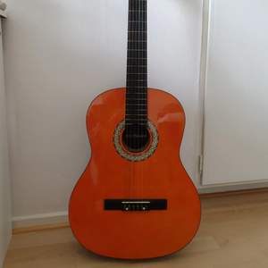 Fin akustisk gitarr i gott skick bortsett från två mindre märken i färgen (se bild 4 och 5).  Kan hämtas i Lund, Eslöv, eller Malmö .