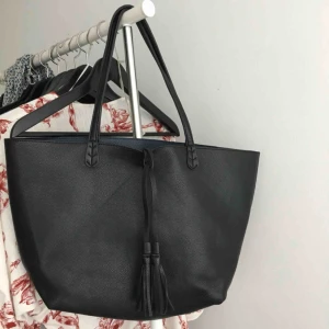  - Väska köpt från Nelly. Söt detalj på framsidan. Mycket rymlig. 