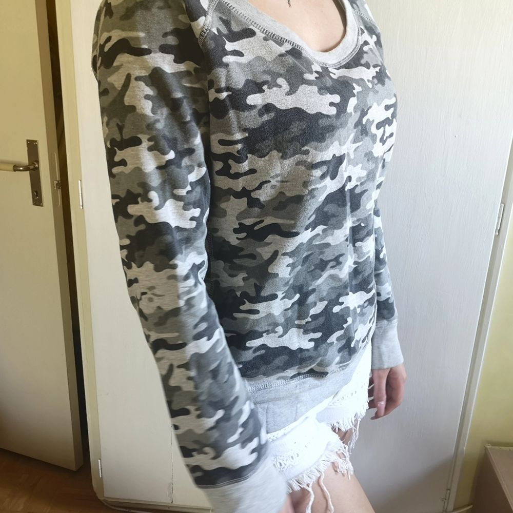 Sweater Militärmönster! Passar en medium (36-38) i storlek.  Vita shorts för 40kr. Finns enskild annons på min sida.. Tröjor & Koftor.