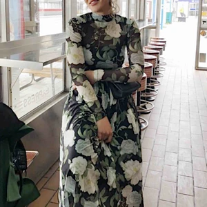  - Maxiklönning, använd 1 gång. kostade 600:- i butik  Den har en kort turtleneck ,Mesh överdel men tjockare tyg undertill.  Är 160cm lång och klänningen slutade precis över ankeln på mig.  Frakten ingår i priset. 