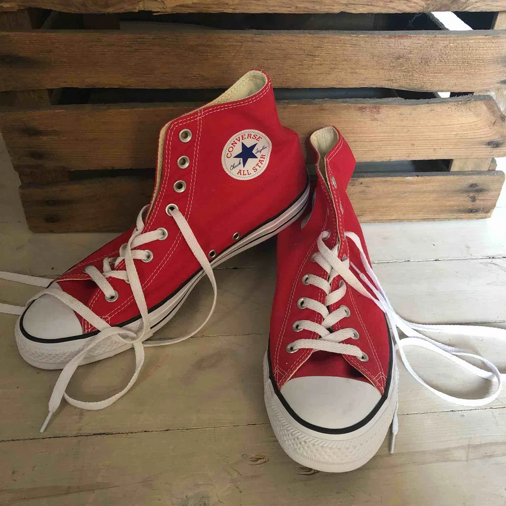 Ett par röda höga CONVERESE ALL STAR skor i storlek 43. ALDRIG ANVÄNDA. Köptes i USA förra året men inte fått någon användning för dem så tänkte att det ändå är lika bra att sälja dem (gmn behöver cash till sommaren)! Köparen betalar frakten!☺️. Skor.