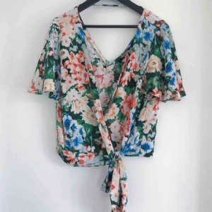  - Somrig knytblus! Har varit en favorit i garderoben men är i väldigt bra skick