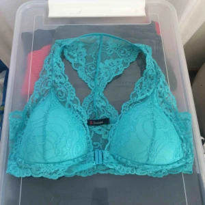  - Turkos bygellös vadderad bh med knäppning fram 