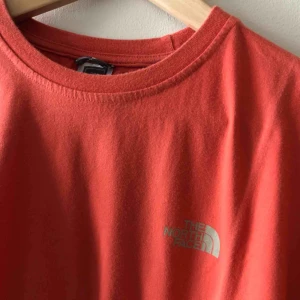  - The North Face i trevligt skick. Kan hämtas i Uppsala eller skickas mot fraktkostnad