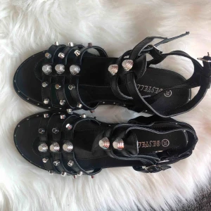  - Bekväma coola sandaler!  Numera legat längst bak i garderoben🤷🏼‍♀️