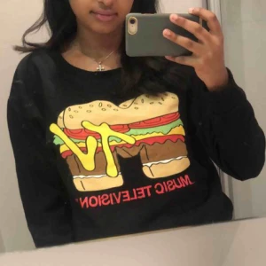  - En fin ganska tjock kofta från HM. Är oversized men inte lång i längden utan koftan är kort.