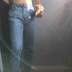  - Skit snygg o balla jeans från monki, lite för stora för mig. Skulle säga att de passar S-M. Köparen står för frakten💫