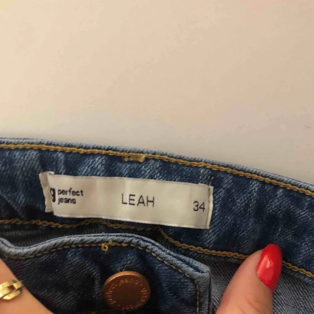 Blåa jeans från Gina tricot. Använd någon enstaka gång så väldigt bra skick. Kan mötas i Stockholm eller frakta (köparen står för fraktkostnad)💓. Jeans & Byxor.