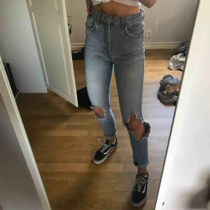  - ljusblåa jeans med hål ifrån ginatricot  modellen heter leah.  spräckta i gummibandet där fram, kan synas lite. 