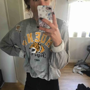  - grå tiger sweatshirt med hål på.  endast swish & fraktkostnad tillkommer!