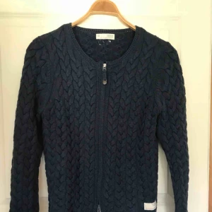  - Kofta från odmolly marinblå, 2 år gammal aldrig använd. 