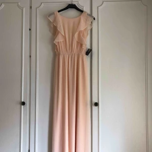  - En fin klänning från Nelly som jag tänkte att jag skulle använda men aldrig gjort, därför är alla prislappar kvar 💕 Passar 34/36. Frakt ingår i priset men kan även mötas upp i Arvika/Karlstad 🌈 betalning sker via Swish eller kontant!