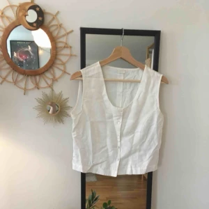  - Vit blus med låg urringning och knappar hela vägen. 🌸 Köpt second hand i Budapest, knappt använd. Kan mötas upp i Stockholm eller skicka, köparen står för frakt💫