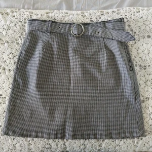  - Jättefin kjol! Lite stor på mig. Liten 38:a. Stretchig.