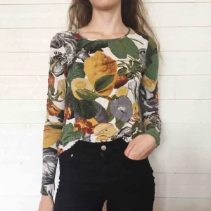  - Detta är verkligen en favorit, har fått många fina kommentarer på den på grund av det härliga mönstret. Måste tyvärr rensa ut garderoben pga flytt.   Det finns ett par hål vid lappen i ryggen, lätta att sy igen. 