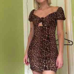  - Klänning från Asos, nyskick. Strl 34. Hämtas i skanstull / mottagaren står för frakt