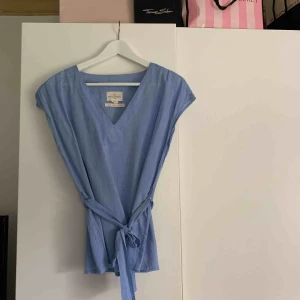  - Säljer min linne t-shirt/blus från Lindex. Använd ca 2 ggr så är i väldigt bra skick. 