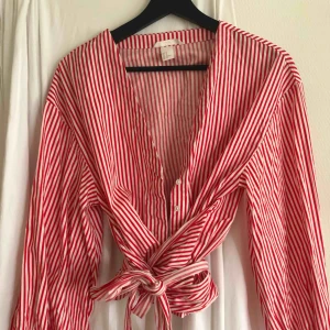  - Fin blus till sommaren! från H&M, storlek 40. Har knytband så passar både S och M då man kan justera. 💫
